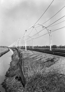 167146 Gezicht op de spoorlijn bij Maartensdijk, kort na de electrificatie, met de halfronde betonnen ...